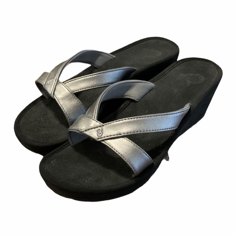 OluKai Women's Metallic Silver and Black Sandals